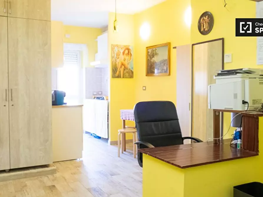 Immagine 13 di Camera condivisa in affitto  in Via Venzone a Roma