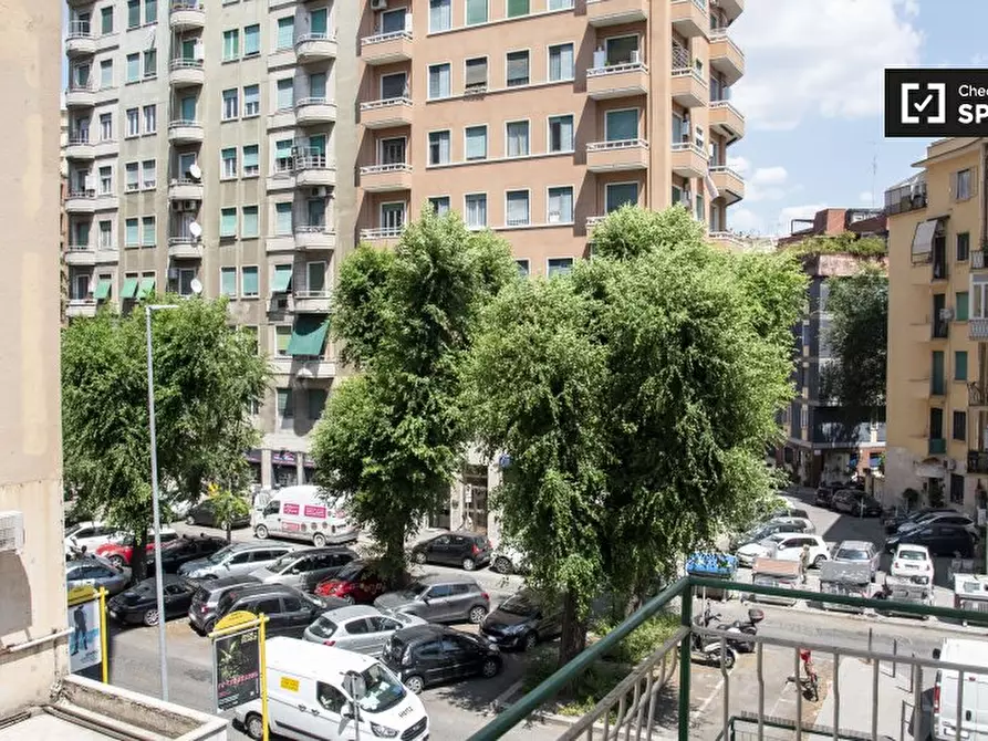 Immagine 5 di Camera condivisa in affitto  in Viale delle Provincie a Roma