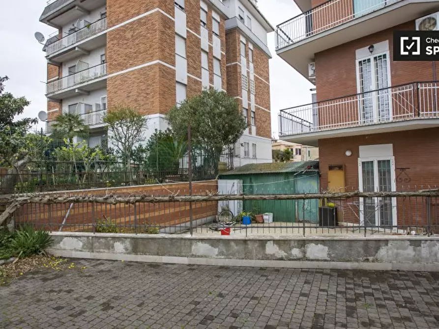 Immagine 6 di Camera condivisa in affitto  in Via Ernesto Ovidi a Roma