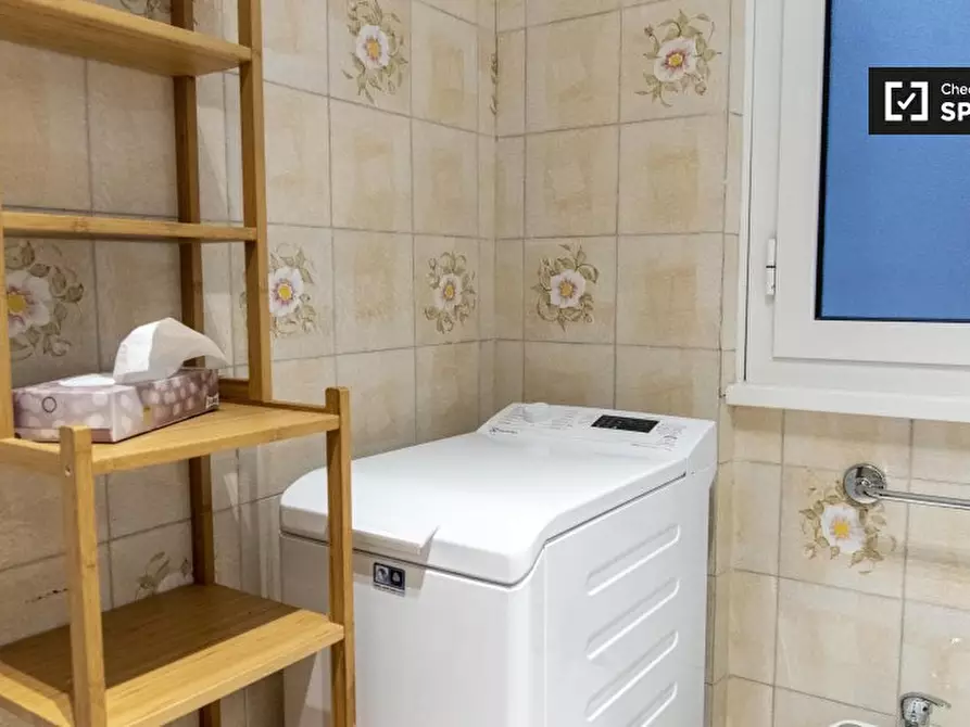 Immagine 17 di Camera condivisa in affitto  in Via Antonino Pio a Roma