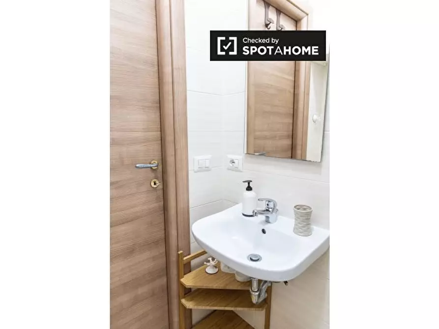 Immagine 9 di Camera condivisa in affitto  in Via Tarquinio Collatino a Roma