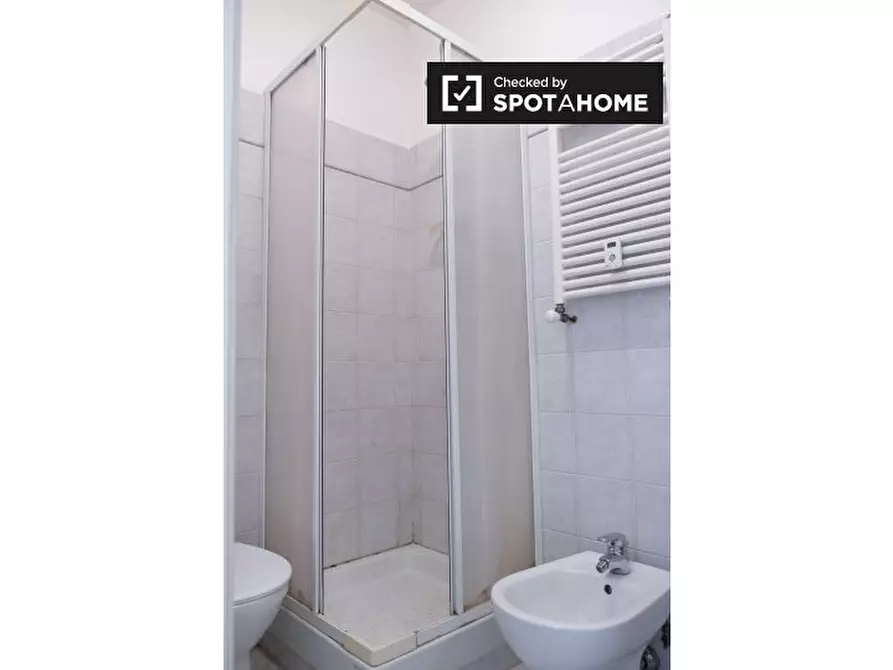 Immagine 14 di Camera condivisa in affitto  in Via Alfonso Borelli a Roma