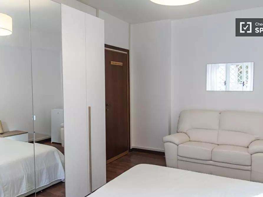 Immagine 8 di Camera condivisa in affitto  in Via Antonino Pio a Roma