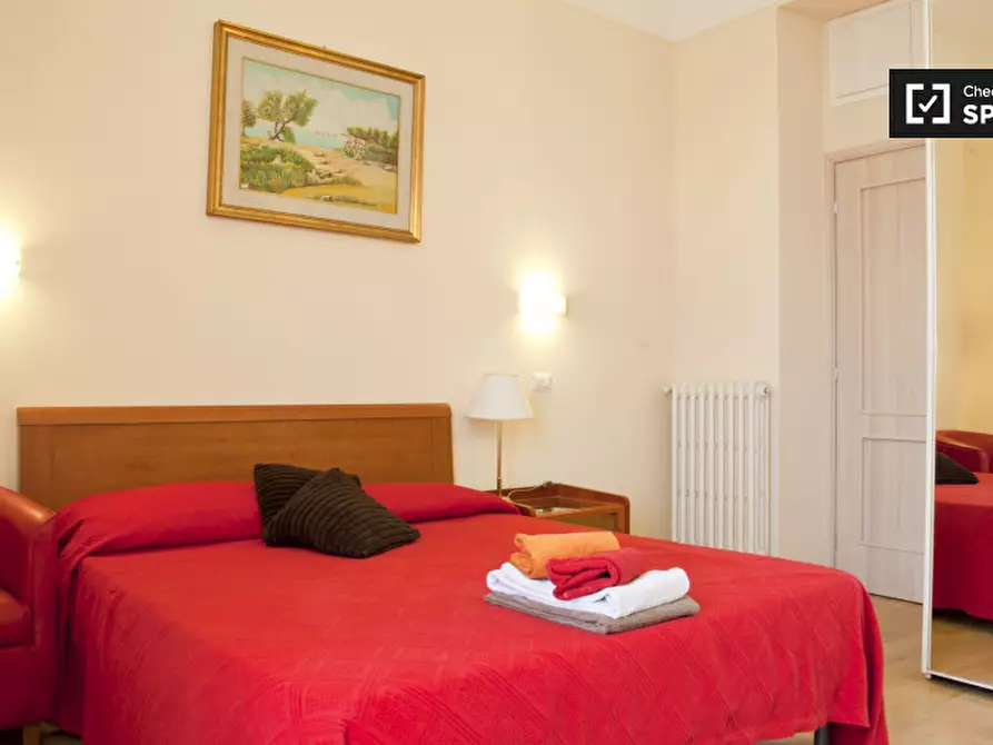 Immagine 3 di Camera condivisa in affitto  in Via Barletta a Roma