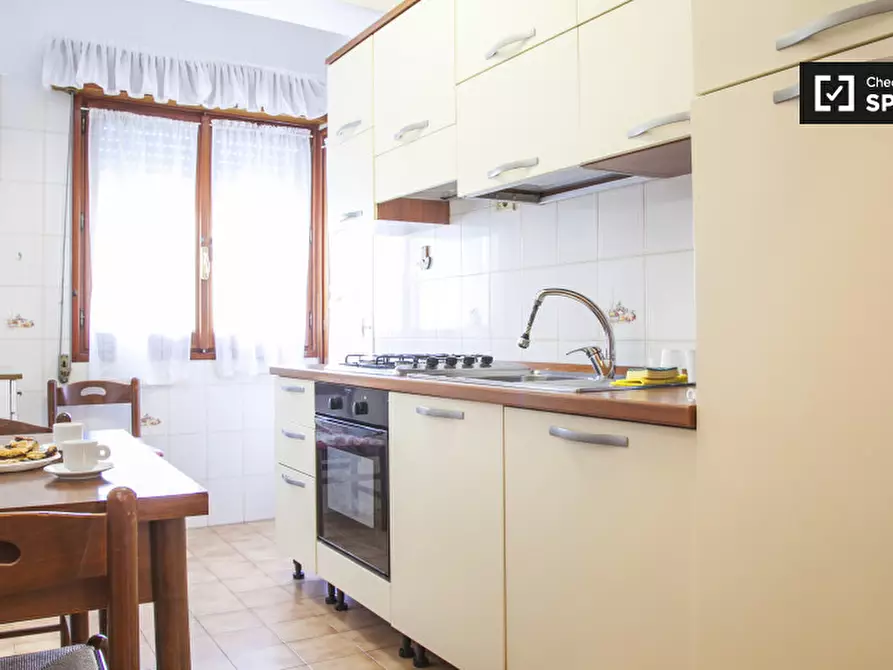 Immagine 5 di Camera condivisa in affitto  in Via Sestio Menas a Roma