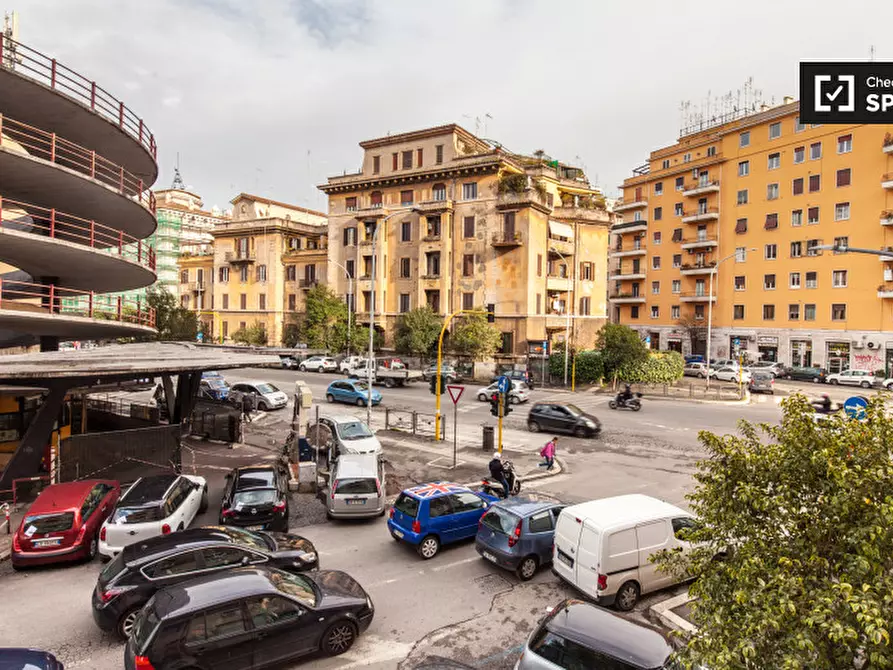 Immagine 11 di Camera condivisa in affitto  in Via Amiterno a Roma