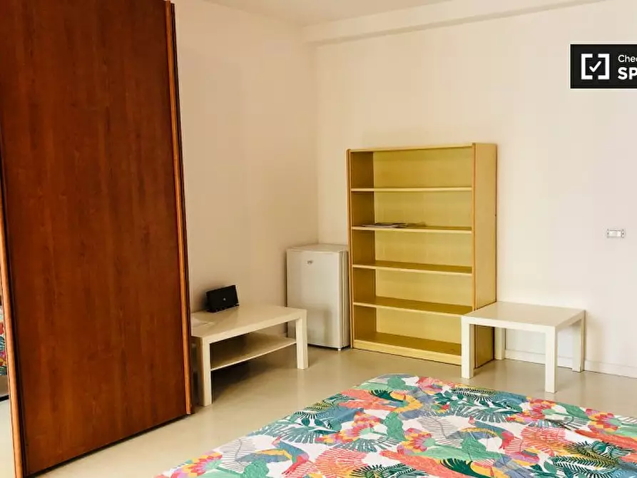 Immagine 3 di Camera condivisa in affitto  in Via Edoardo Jenner, 00151 Roma RM, Italy a Roma