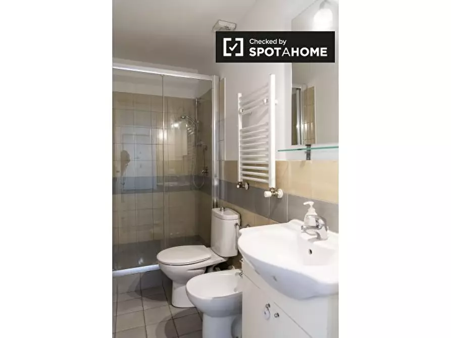 Immagine 14 di Camera condivisa in affitto  in Viale Regina Margherita a Roma