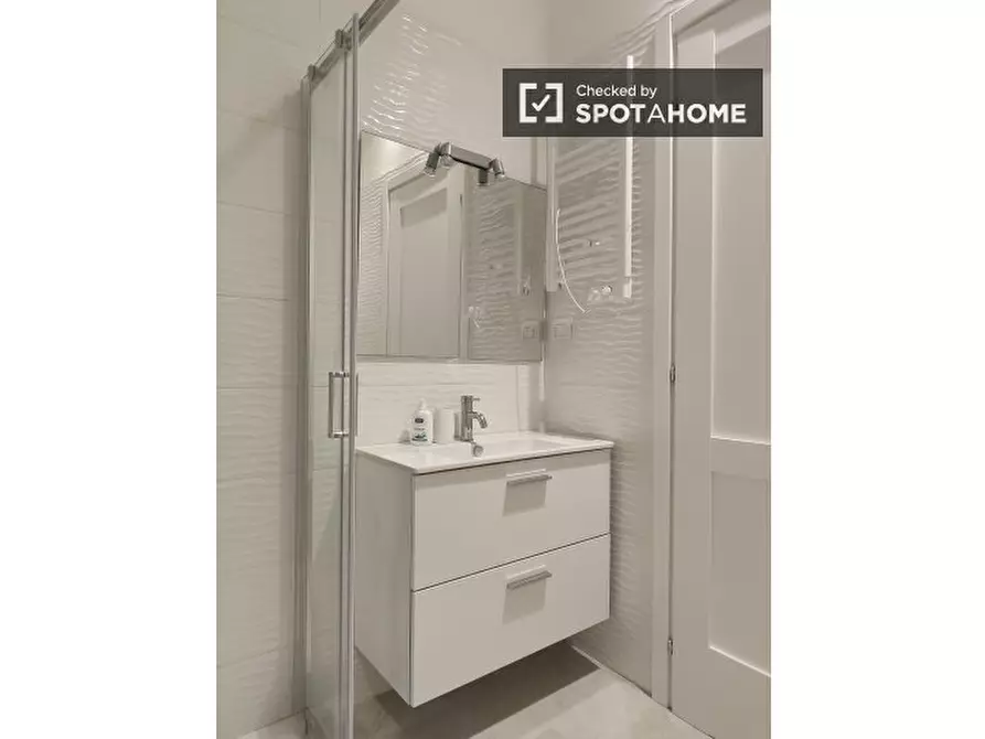 Immagine 3 di Camera condivisa in affitto  in Via Salasco a Milano