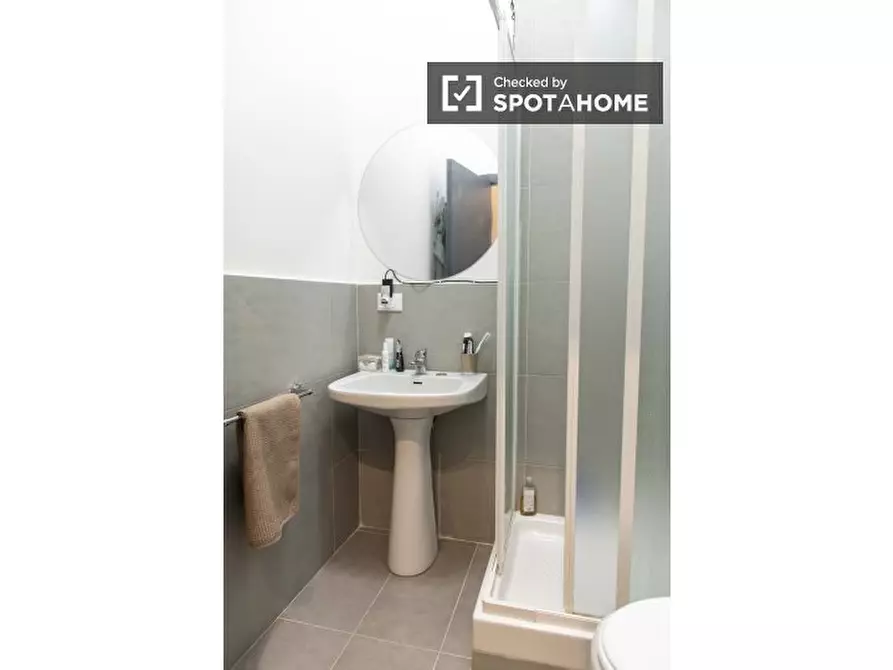 Immagine 13 di Camera condivisa in affitto  in Via Filippo Scolari a Roma