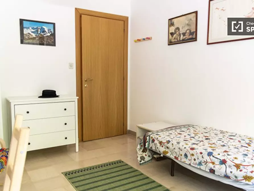 Immagine 2 di Camera condivisa in affitto  in Via della Fisica a Roma