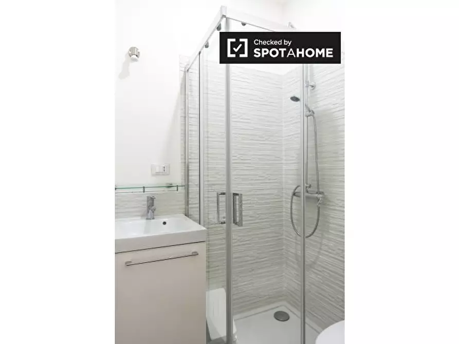 Immagine 19 di Camera condivisa in affitto  in Via Francesco Grimaldi a Roma