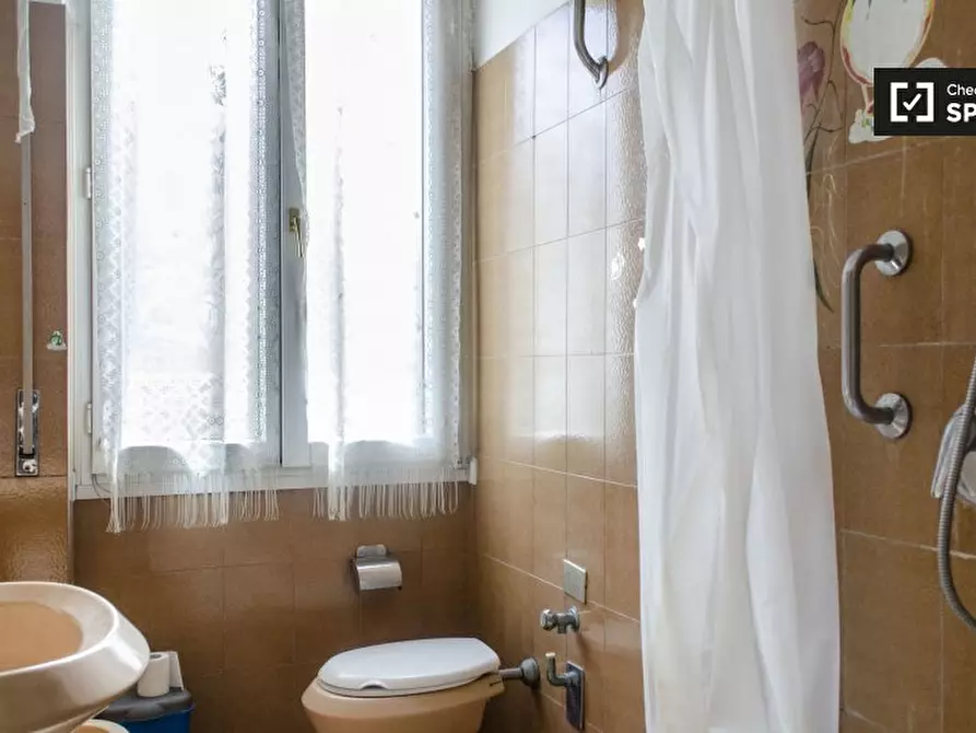 Immagine 13 di Camera condivisa in affitto  in Via Ozanam a Roma