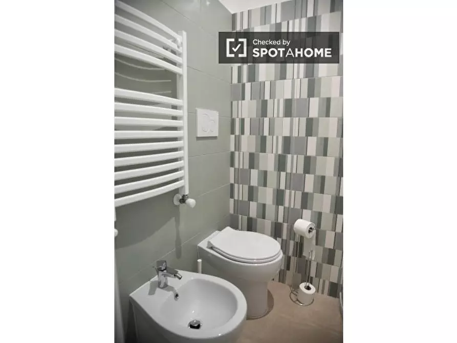 Immagine 2 di Camera condivisa in affitto  in Via Caprarola a Roma