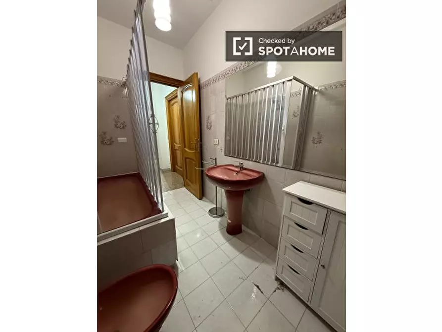 Immagine 6 di Camera condivisa in affitto  in Via Argusto a Roma