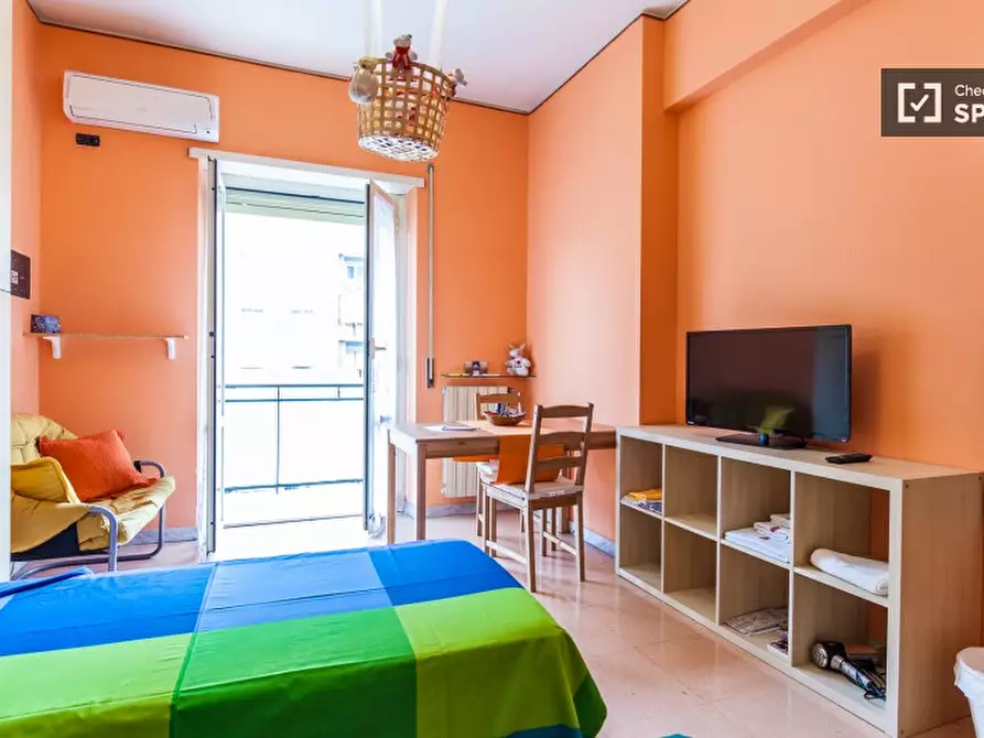 Immagine 2 di Camera condivisa in affitto  in Viale Partenope a Roma