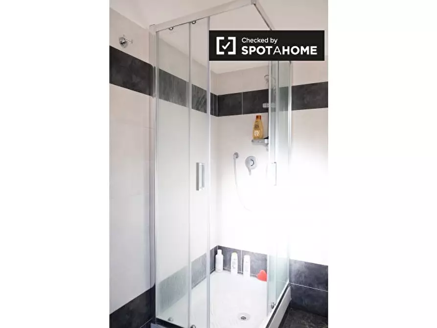 Immagine 15 di Camera condivisa in affitto  in Viale dei Salesiani a Roma