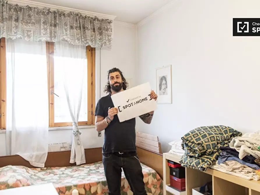 Immagine 5 di Camera condivisa in affitto  in Viale della Grande Muraglia a Roma