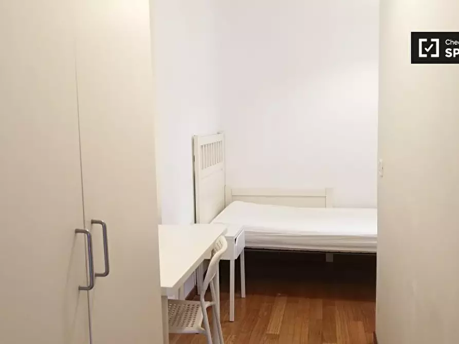 Immagine 1 di Camera condivisa in affitto  in Via Luca Valerio a Roma