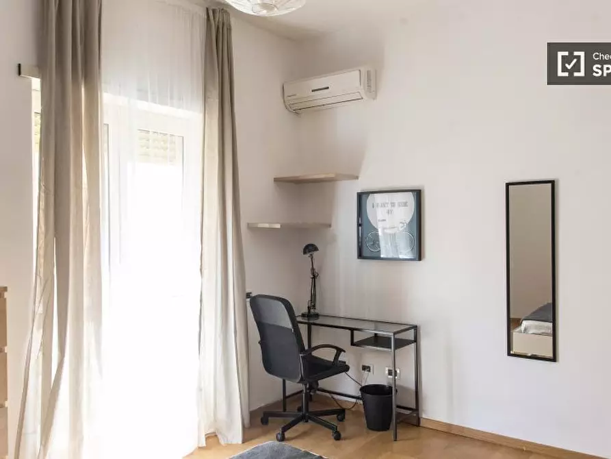 Immagine 3 di Camera condivisa in affitto  in Via Corrado Segre a Roma