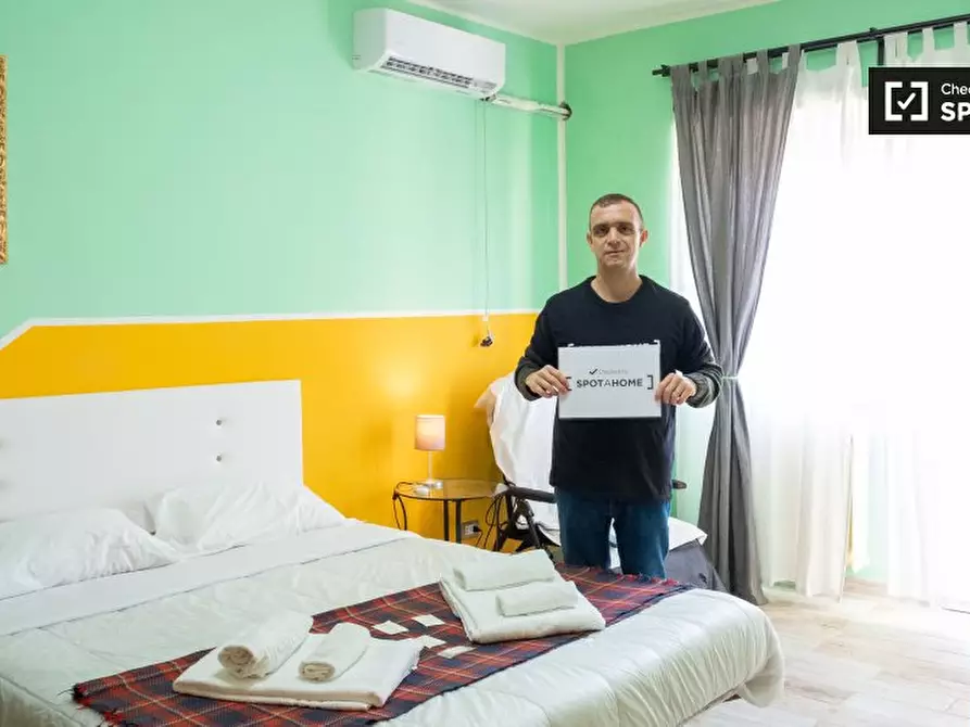 Immagine 5 di Camera condivisa in affitto  in Via Venzone a Roma