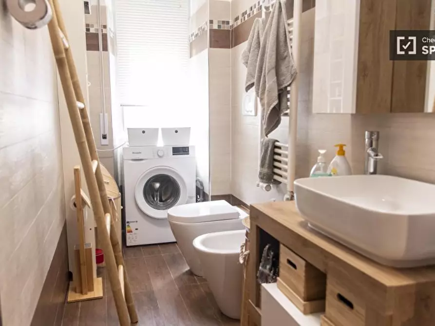 Immagine 13 di Camera condivisa in affitto  in Via Girolamo Benzoni a Roma