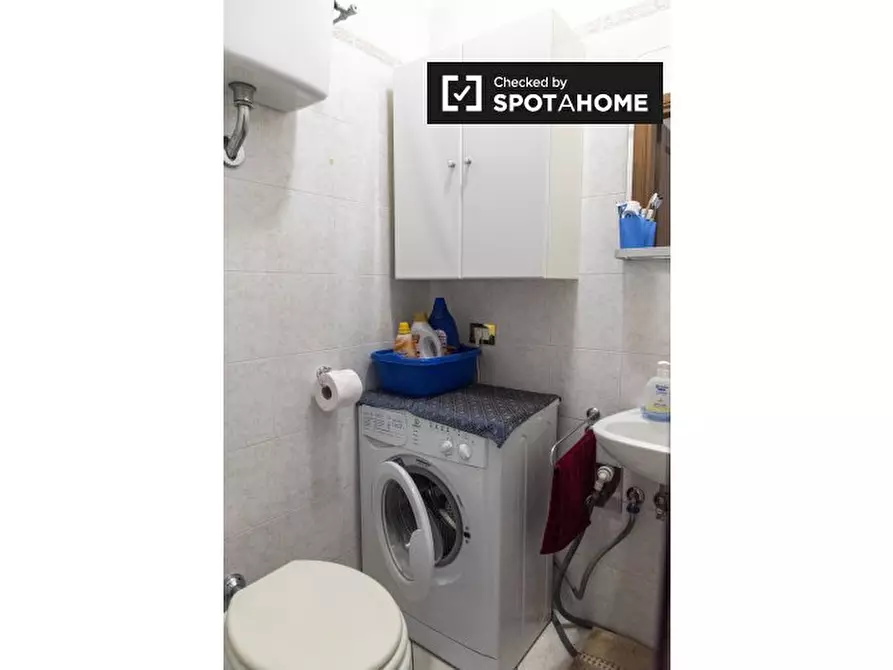 Immagine 17 di Camera condivisa in affitto  in Via Giuseppe Gregoraci a Roma