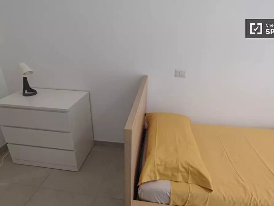 Immagine 2 di Camera condivisa in affitto  in Via Baldo degli Ubaldi a Roma