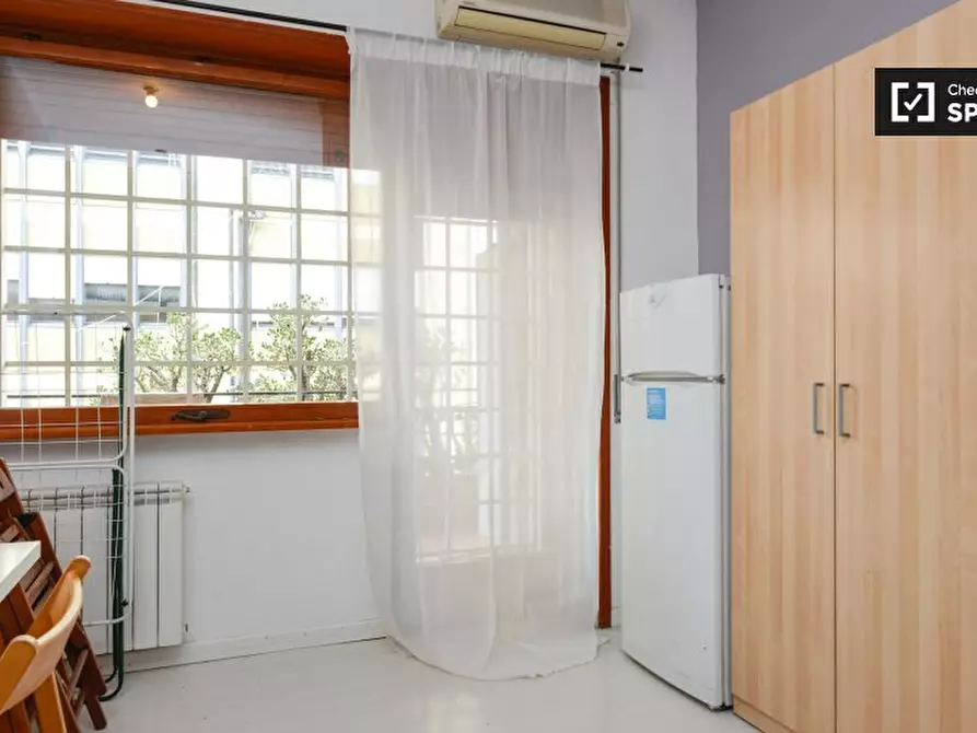 Immagine 3 di Camera condivisa in affitto  in Via Edoardo Jenner, 00151 Roma RM, Italy a Roma