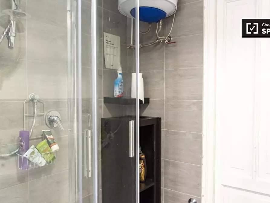 Immagine 11 di Camera condivisa in affitto  in Viale Glorioso a Roma