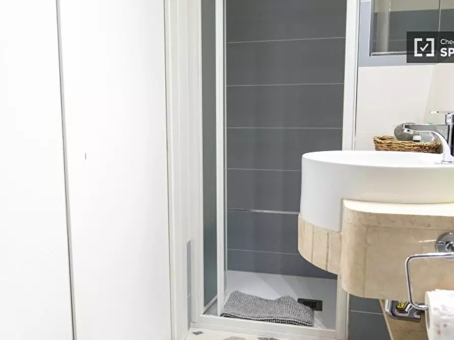 Immagine 8 di Camera condivisa in affitto  in Via Francesco Caracciolo a Roma