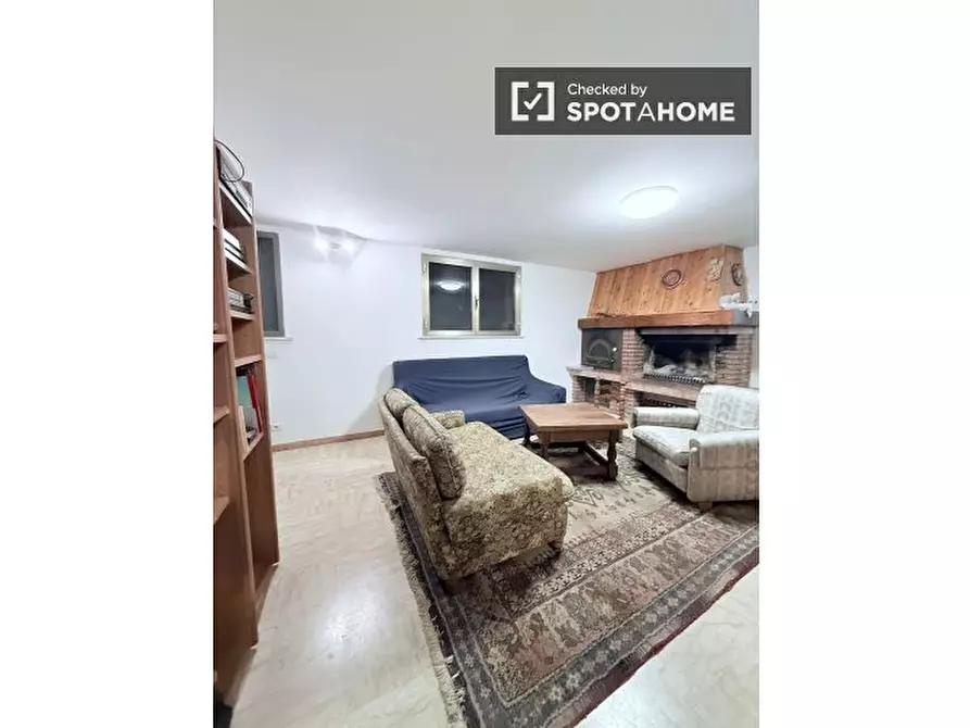 Immagine 3 di Camera condivisa in affitto  in Via Argusto a Roma