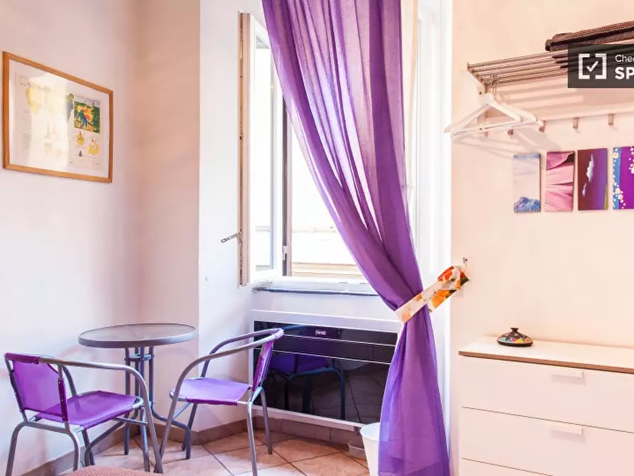 Immagine 3 di Camera condivisa in affitto  in Via Calatafimi a Roma