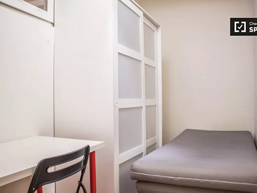 Immagine 1 di Camera condivisa in affitto  in Via dei Savorelli, 00165 Roma RM, Italy a Roma