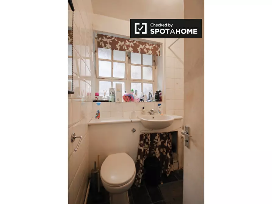 Immagine 6 di Camera condivisa in affitto  in Tadema House, Penford Street a Paddington