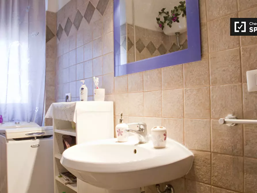 Immagine 13 di Camera condivisa in affitto  in Via della Massimilla a Roma