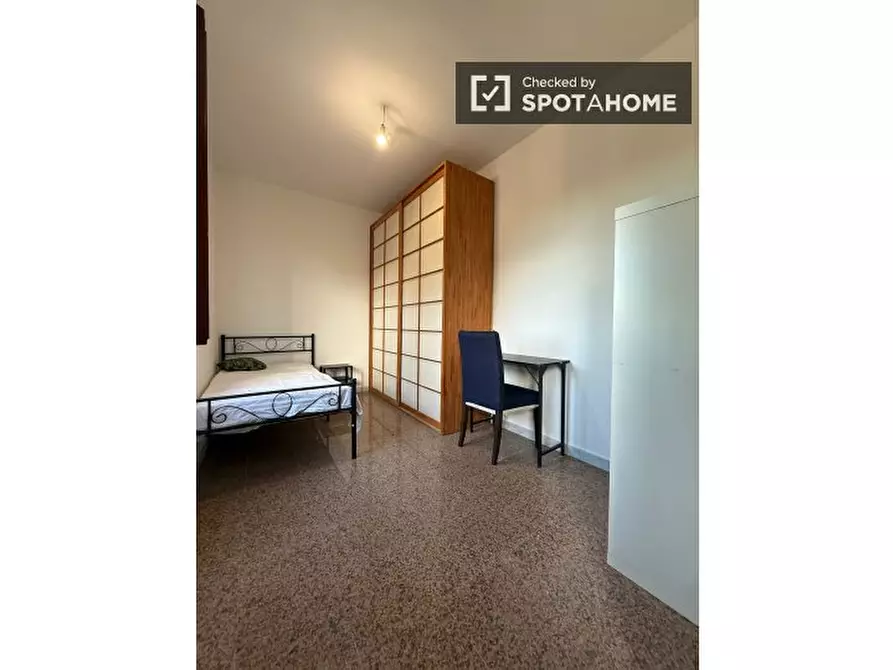 Immagine 10 di Camera condivisa in affitto  in Via Argusto a Roma