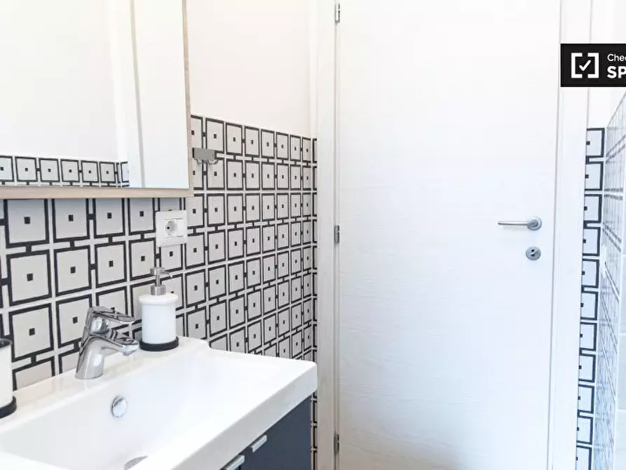 Immagine 5 di Appartamento in affitto  in Via la Spezia a Roma