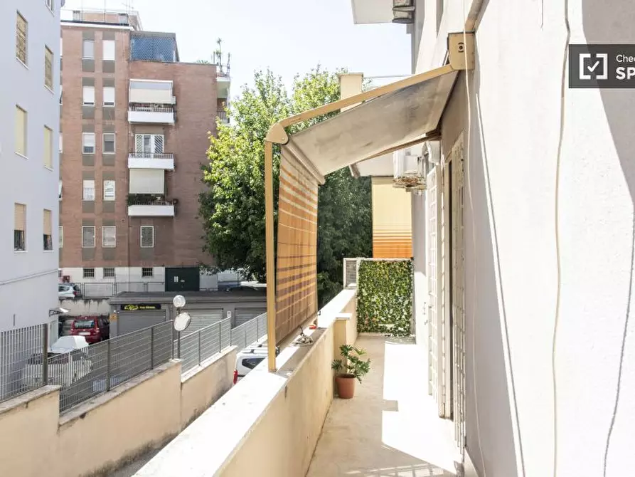 Immagine 3 di Camera condivisa in affitto  in Via Corrado Segre a Roma