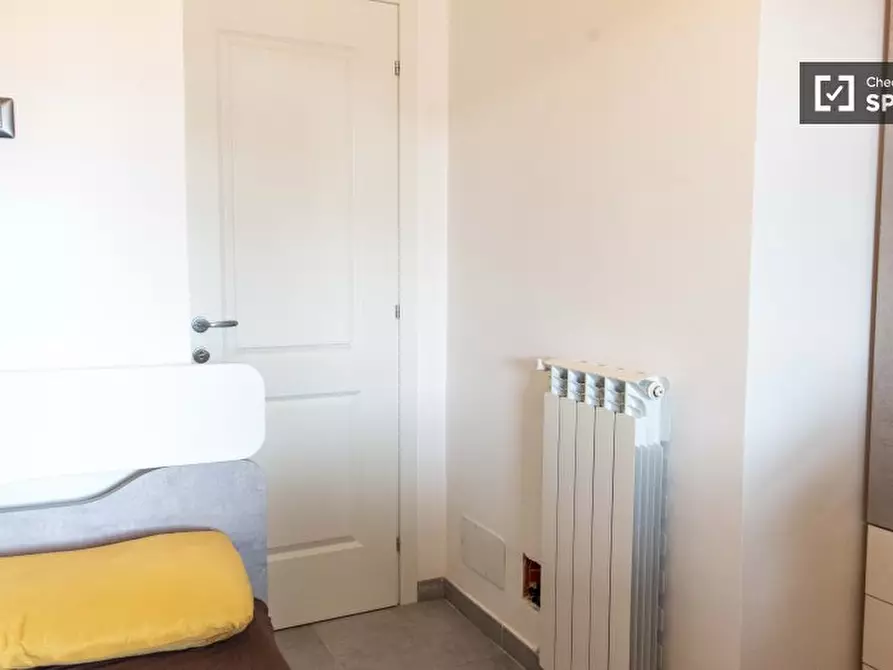 Immagine 3 di Camera condivisa in affitto  in Via di Torre Gaia a Roma