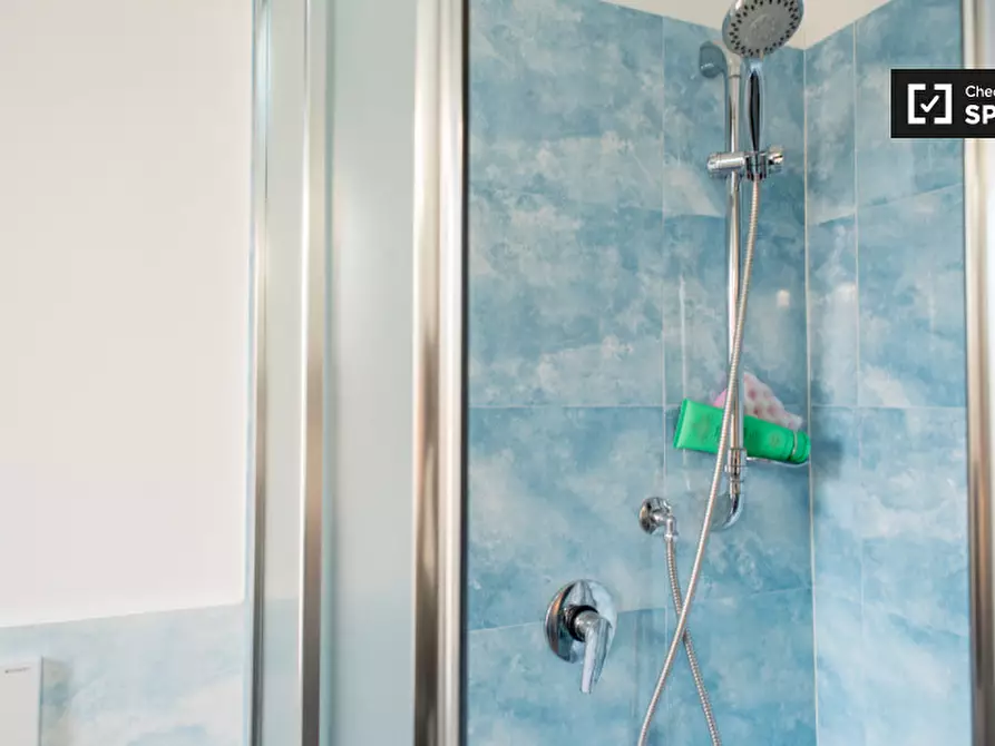 Immagine 8 di Camera condivisa in affitto  in Via Monza a Roma