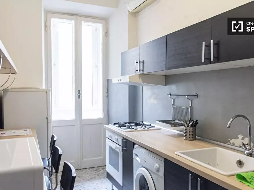 Immagine 10 di Camera condivisa in affitto  in Via Camilla a Roma