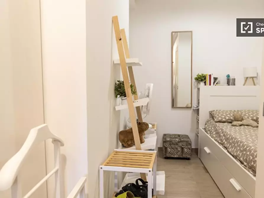 Immagine 2 di Camera condivisa in affitto  in Via Girolamo Benzoni a Roma