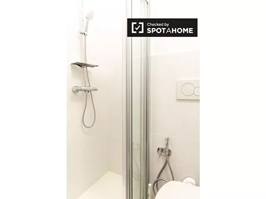 Immagine 19 di Camera condivisa in affitto  in Via Nomentana a Roma