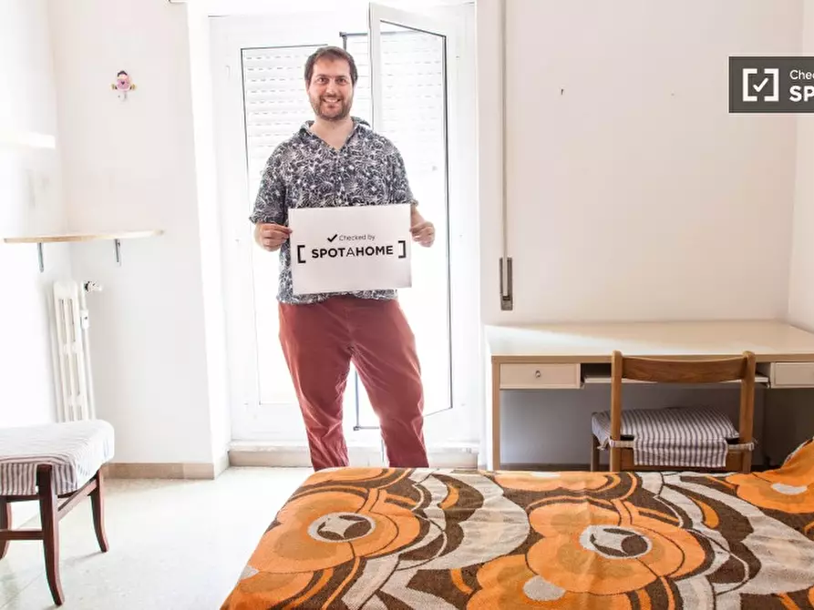 Immagine 4 di Camera condivisa in affitto  in Via Calpurnio Fiamma a Roma