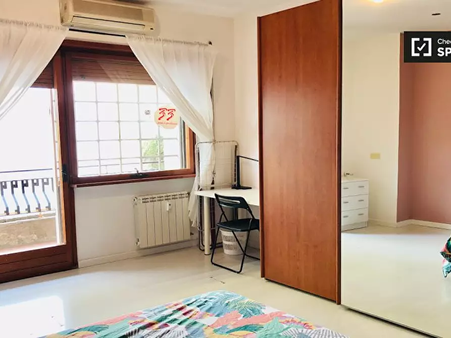 Immagine 2 di Camera condivisa in affitto  in Via Edoardo Jenner, 00151 Roma RM, Italy a Roma