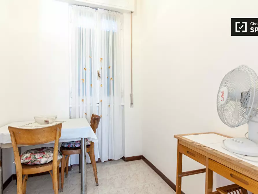 Immagine 18 di Camera condivisa in affitto  in Via Nemorense a Roma