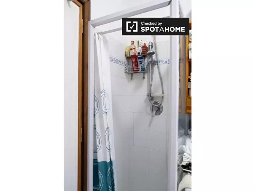 Immagine 18 di Camera condivisa in affitto  in Via Enrico Mizzi a Roma