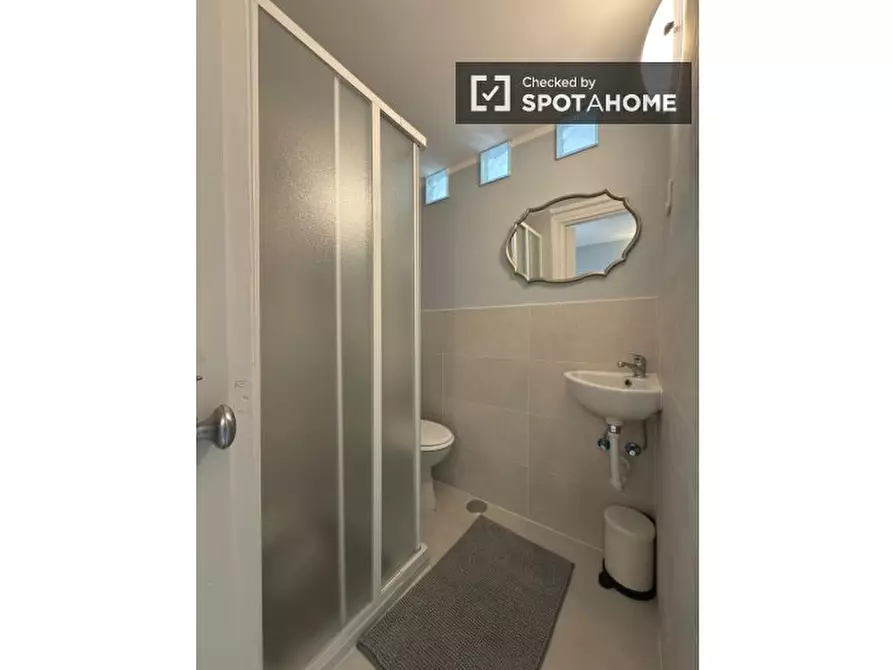 Immagine 8 di Camera condivisa in affitto  in P.za di Sant'Apollonia a Roma