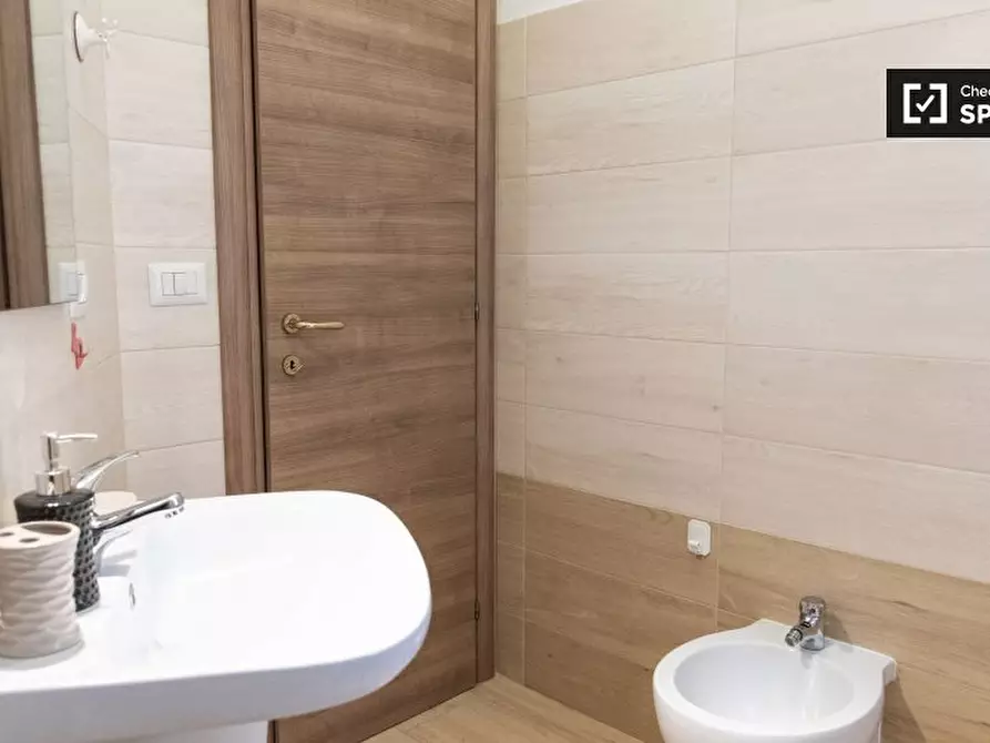 Immagine 17 di Camera condivisa in affitto  in Via Tarquinio Collatino a Roma